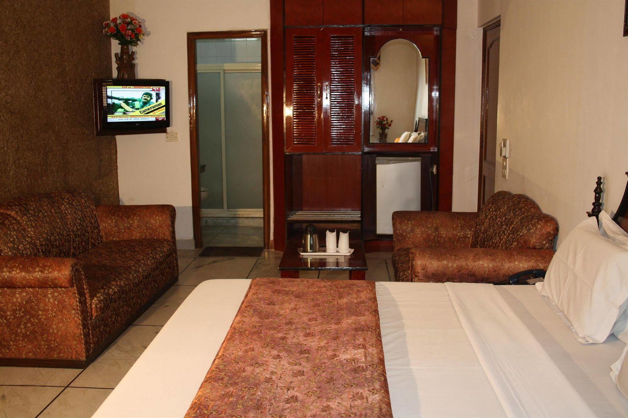 Hotel Rahul Palace New Delhi Exterior photo