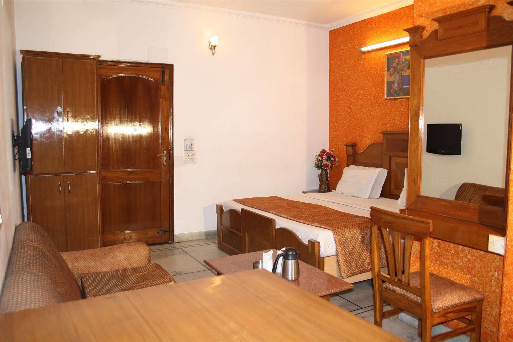 Hotel Rahul Palace New Delhi Room photo